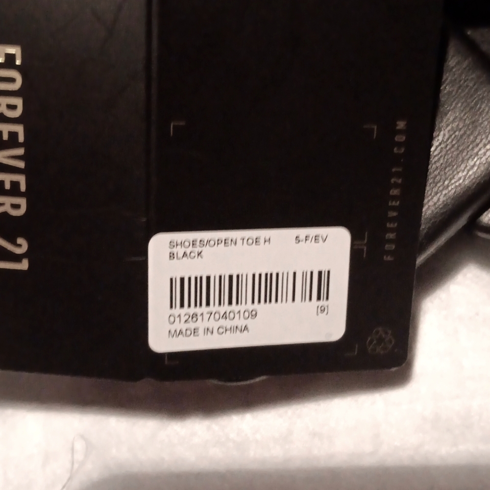 FOREVER 21. BLACK SQUARE TOE  SANDAL. SIZE 9 - Picture 9 of 9